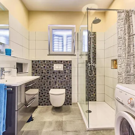 Apartamento Cozy In With Kitchen Jesenice (Split-Dalmatia)